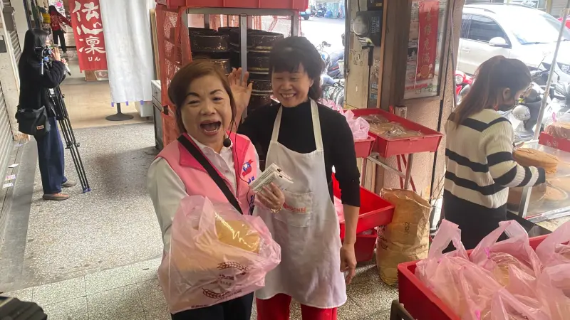    ▲立委楊瓊瓔今早前往西區向上市場掃街拜票。（圖／立委楊瓊瓔提供，2026.01.13）  