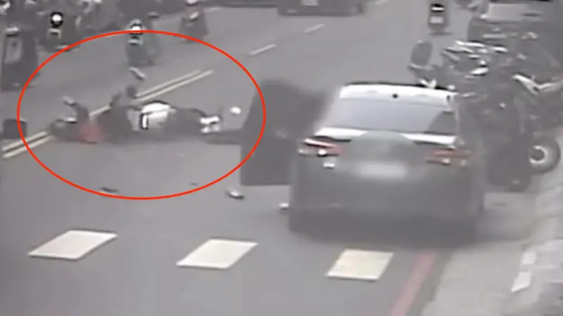 誇張三寶！新莊女違停開車門「擊落雙載夫妻檔」慘摔　驚險瞬間曝