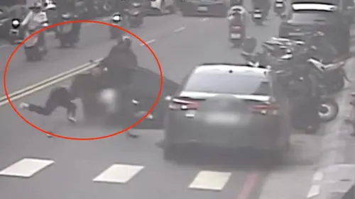 ▲誇張三寶！新莊女違停開車門「擊落雙載夫妻檔」慘摔　驚險瞬間曝光。（圖／翻攝畫面）