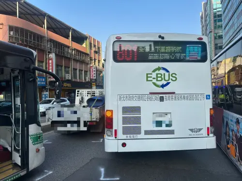 快訊／新莊公車出事了！疑故障「猛撞小貨車」車內4乘客慘摔送醫
