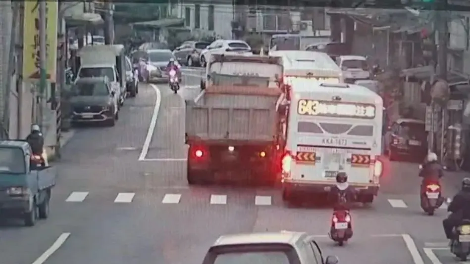 ▲新北新店砂石車見前方有2輛公車正準備靠站，不願等待涉跨越雙黃線逆向超車，切回時撞上公車。（圖／翻攝畫面）