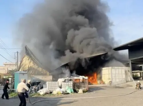 屏東農業紙箱倉庫驚傳火警！爆炸聲響四起竄黑煙　緊急疏散300童
