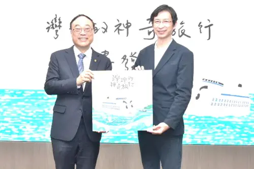 ▲台灣港務公司董事長曾永暉(左)致贈高雄港繪本給高雄市各公私立國小，由高雄市政府教育局專門委員張紋誠(右)代表受贈。(圖／高雄港務分公司提供)