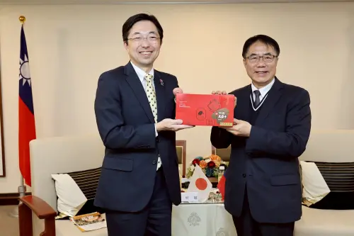▲市長黃偉哲致贈台南烏魚子禮盒給熊本縣知事木村敬。（圖／台南市政府提供）