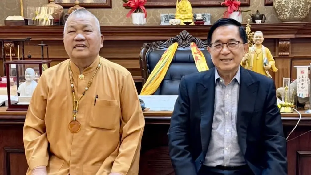 ▲混元禪師今（13）日傳出辭世消息，他曾因準確預言陳水扁當選總統而聲名大噪，並受聘為總統府顧問，早年卻因腎臟萎縮症病危，晚年又長期受糖尿病所苦。（圖／翻攝自臉書粉專「陳水扁新勇哥物語」）