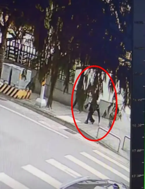 桃園驚傳隨機攻擊！女子手肘勒脖學童　國小校方回應了
