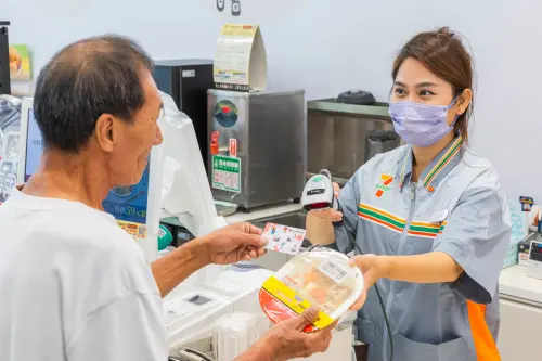 ▲7-ELEVEN整合門市取餐、OPENPOINT行動隨時取專屬賣場功能、icash2.0卡片兌領等內部資源，首創全新行動待用餐公益服務。（圖／業者提供）