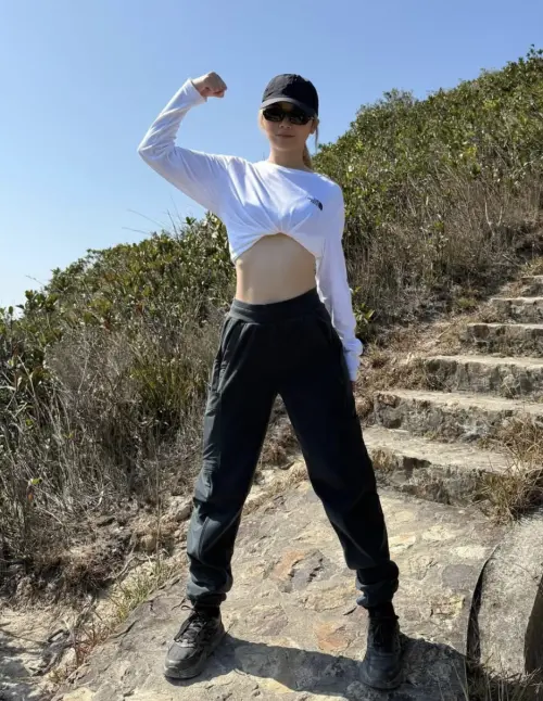 ▲阿Sa受到男友的影響最近愛上了爬山。（圖／IG@choisaaaa）