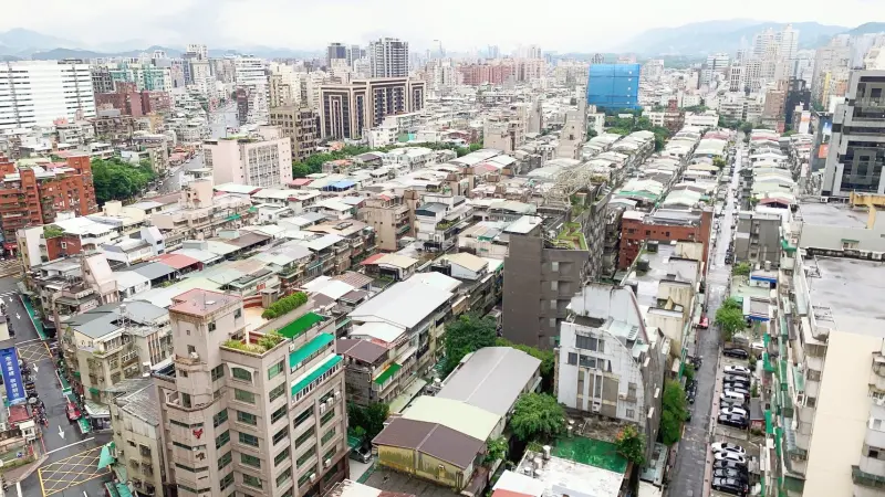 ▲央行重拳打炒房，台北房市版圖驚見大洗牌！最新統計顯示，信義、中山等傳統蛋黃區房價疲軟，反觀具備科技題材的南港、內湖逆勢突圍，成為房價最硬挺的區域。（圖／中信房屋提供）