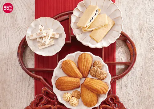 ▲85度C「丙午年 金馬迎春」春節指定禮盒橫跨中西式烘焙點心。（圖／85度C 85cafe.com）