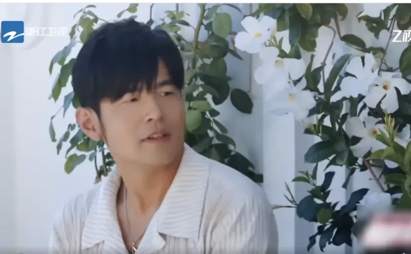 ▲周杰倫（如圖）曾和張之臻對打，一度站上風，有人說周董的發球根本是「發如雪」大玩諧音哏。（圖／翻攝自微博）