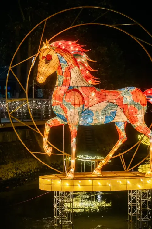 ▲2026屏東燈節將從1月23日登場，屏東縣政府表示，今年打造4大燈區，燈節結合今年馬年意象，將有獨角獸主題燈。（圖／周春米臉書www.facebook.com/RiceChouChunMi）