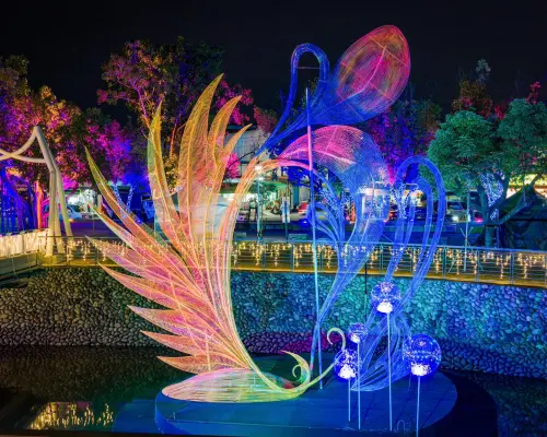 ▲2026屏東燈節將從1月23日登場，今年打造4大燈區：屏東縣民公園、萬年溪、勝利星村和內埔龍頸溪，燈節結合今年馬年意象。（圖／周春米臉書www.facebook.com/RiceChouChunMi）