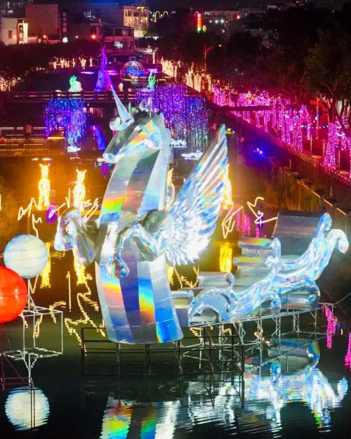 ▲2026屏東燈節將從1月23日登場，屏東縣政府表示，今年打造4大燈區，燈節結合今年馬年意象。（圖／周春米臉書www.facebook.com/RiceChouChunMi）