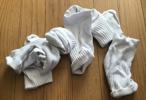 ▲洗襪子時通常分成兩派，一派人認為要翻面洗，另一派則是正面照常洗，但洗襪子究竟要翻正面還反面，正確答案根據衣物的材質和髒污程度有所不同。（圖／取自photoAC）