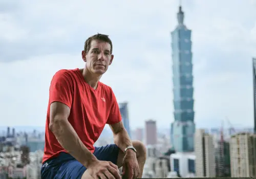 ▲Netflix釋出《赤手獨攀台北101：直播》預告，宣布自由攀岩家艾力克斯霍諾德將於台灣時間1月24日（六）上午9時直播挑戰攀爬101，讓全球觀眾即時見證極限挑戰。（圖／Netflix提供）