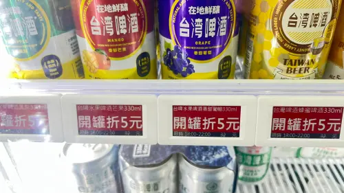 ▲網友分享自己逛美廉社時，看到酒水標價出現「開罐折5元」的字樣，好奇是不是結帳就要打開來喝，引爆討論。（圖/Threads）