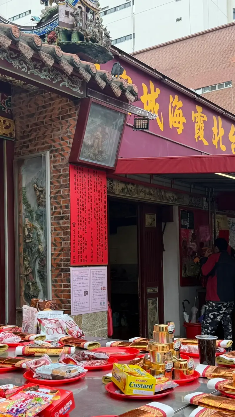 ▲網友在台北霞海城隍廟直擊，供桌出現超吸睛的「髮膜金字塔」，引發熱議(圖／網友提供2026.1.14)