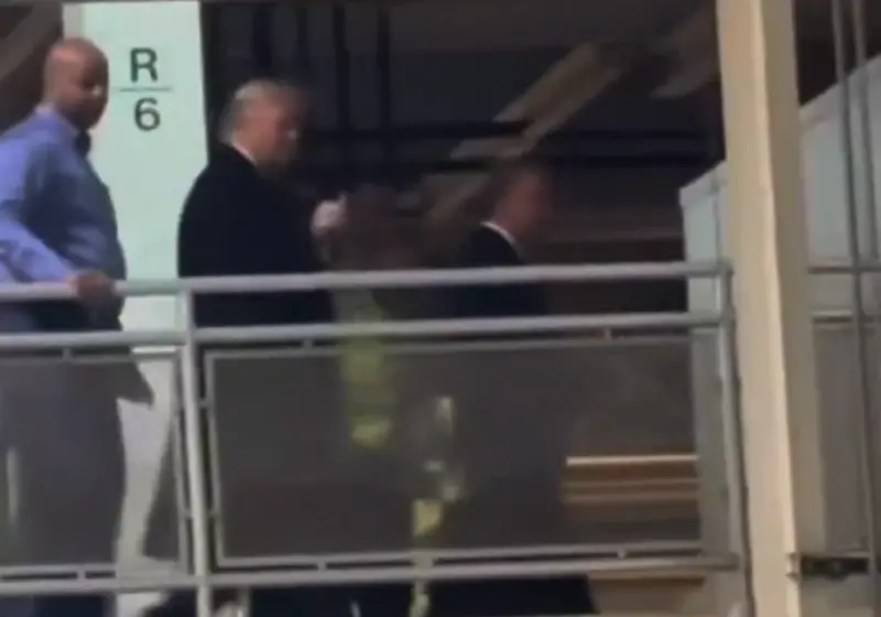 抗議人士嗆「保護戀童癖」！川普賞他一根中指