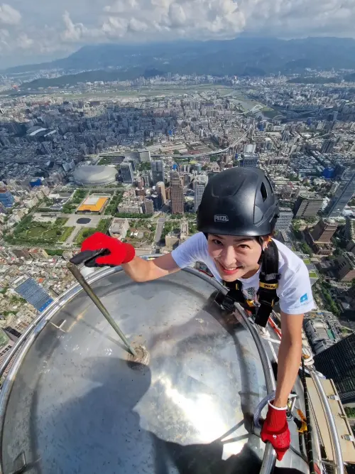 ▲賈永婕挑戰登頂台北101。（圖／Threads@janet_chia_）