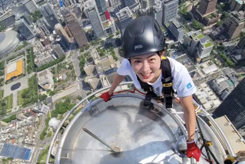 ▲因應攀岩傳奇人物艾力克斯霍諾德將零裝備攀爬台北101，台北101董事長賈永婕（如圖）搶先體驗攀爬，登頂時她表示直接腿軟。（圖／Threads@janet_chia_）