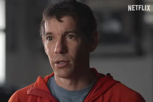 ▲艾力克斯霍諾德是世界頂尖的美國極限攀岩家，過去以「赤手獨攀」（Free Solo）聞名，也是以「無防護徒手獨攀」方式攀岩的先驅。（圖／Netflix YouTube）