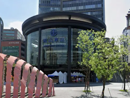 快訊／松山車站手扶梯突冒濃煙！現場「火災警報器狂響」民眾嚇壞
