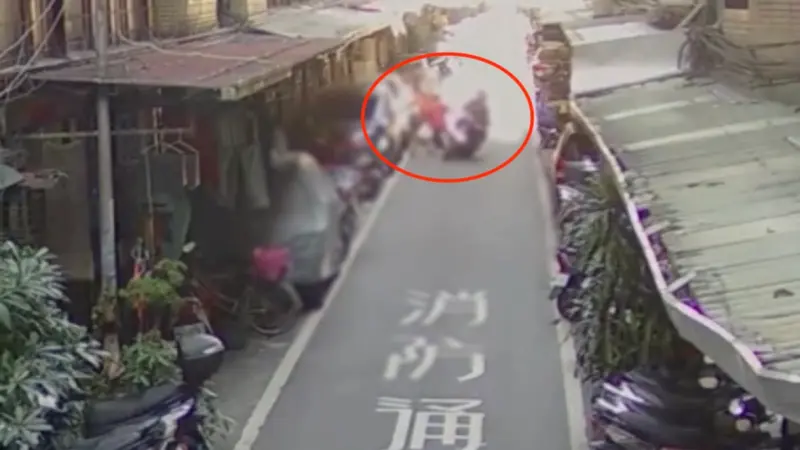 板橋婦「巷弄聊天聊一半」慘被撞！當場倒地不起　騎士喊冤：逆光