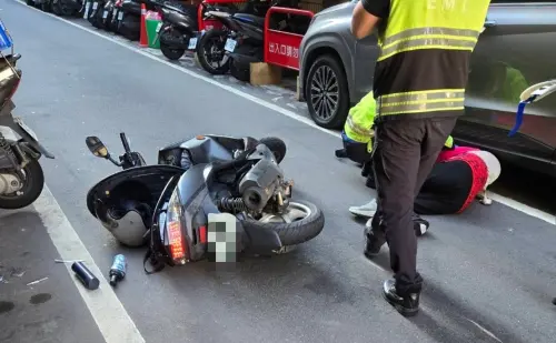 ▲板橋婦巷弄聊天聊一半被撞，騎士喊冤「逆光」。（圖／翻攝畫面）