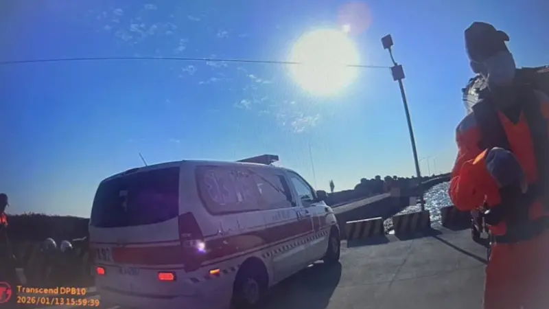 高雄蚵仔寮漁港見浮屍！身分竟為休假海軍士官　家屬聞訊淚崩