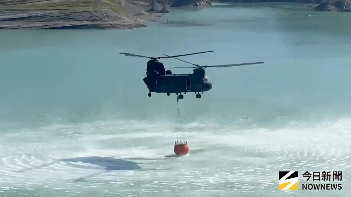 ▲陸軍飛訓部接獲雲林草嶺森林火災救援任務，立即出動CH-47直升機前往水庫吊掛水袋滅火。（圖／記者莊全成攝，2026.01.14）