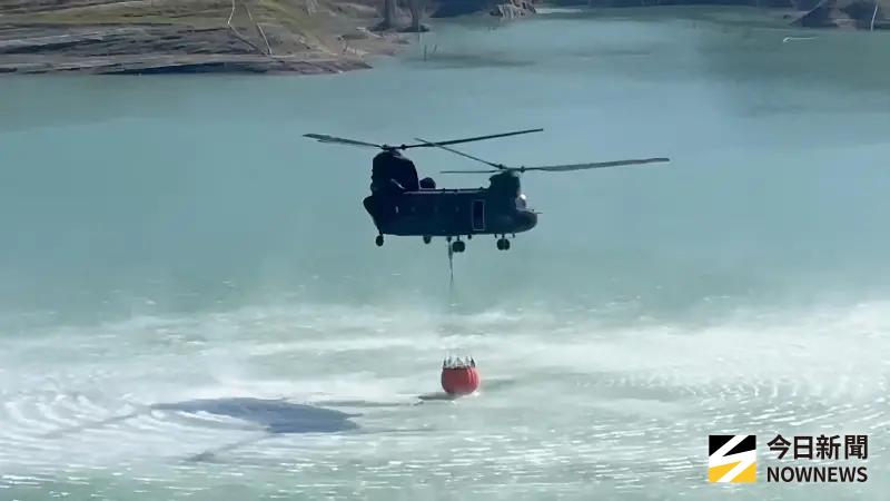 ▲陸軍飛訓部接獲雲林草嶺森林火災救援任務，立即出動CH-47直升機前往水庫吊掛水袋滅火。（圖／記者莊全成攝，2026.01.14）