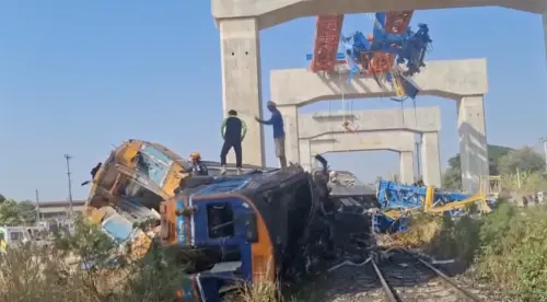 影／22死70傷！泰國「施工吊車墜落砸列車」　交通意外成煉獄
