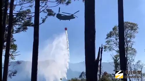 ▲國軍立體救災展戰力，飛訓部CH-47空灑滅火控制雲林山林火勢。（圖／記者莊全成攝，2026.01.14）