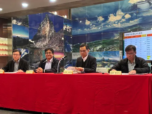 ▲為解決近期「土方之亂」，內政部國土管理署今（14）日召開記者會，署長吳欣修（左2）宣布祭出「擴增最終去處」、「簡化運送流程」及「開放小貨車納管GPS」等4大策略，全力協助地方政府打通去化瓶頸。（圖／記者徐銘穗攝）