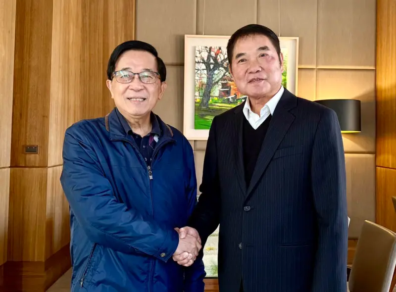 ▲前總統陳水扁（左）透露，40年前他曾擔任苗栗縣長鍾東錦（右）的辯護律師。（圖／翻攝自臉書陳水扁新勇哥物語）