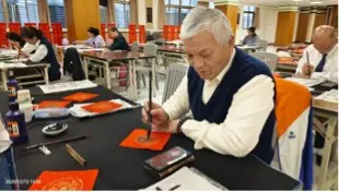 張大千第三代入室弟子揮毫迎春　孫瑩寶率師生辦春聯公益活動