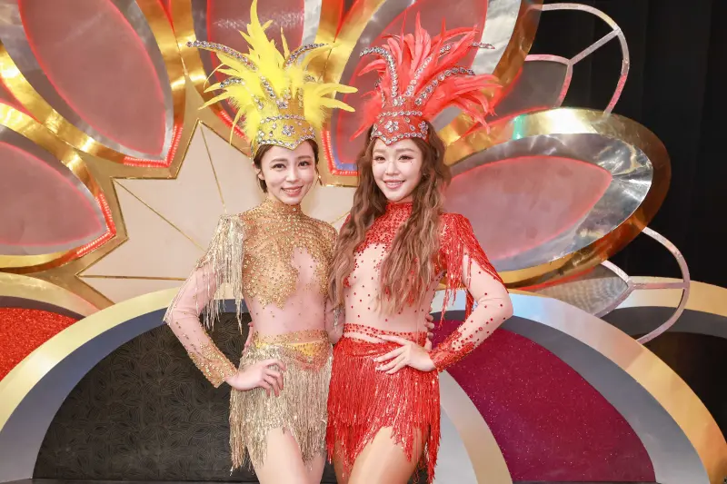 ▲王瞳（左）以及賴慧如（右）將在《民視第一發發發》除夕節目上辣舞，兩人身穿透視服裝，傲人身材讓人看了目不轉睛。（圖／民視提供）