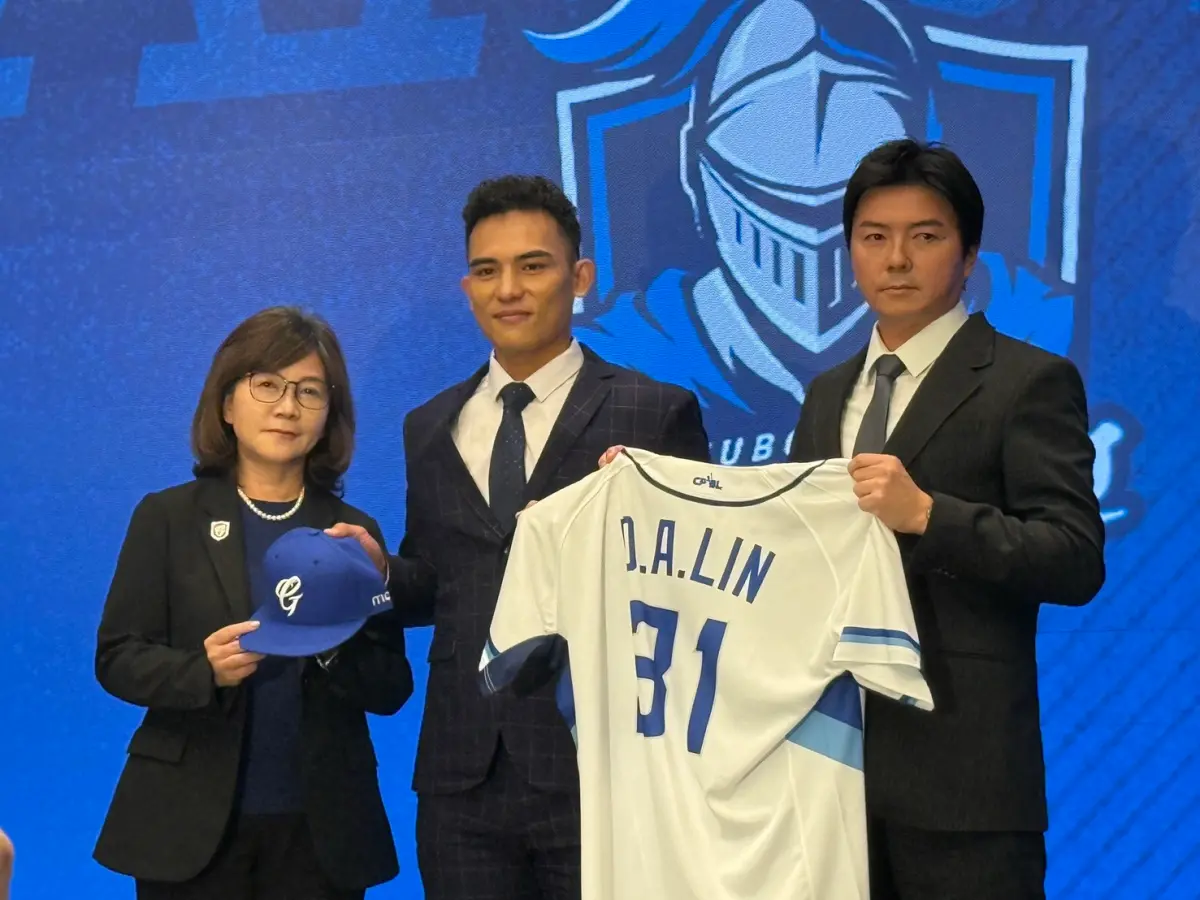 ▲林岱安（中）今（14）日正式加盟富邦悍將，談到老東家統一獅，林岱安眼眶略有泛紅，坦言一定會有捨不得的感覺，他也點名過往合作許久、感情深厚的洋投布雷克。（圖／記者林子翔攝）