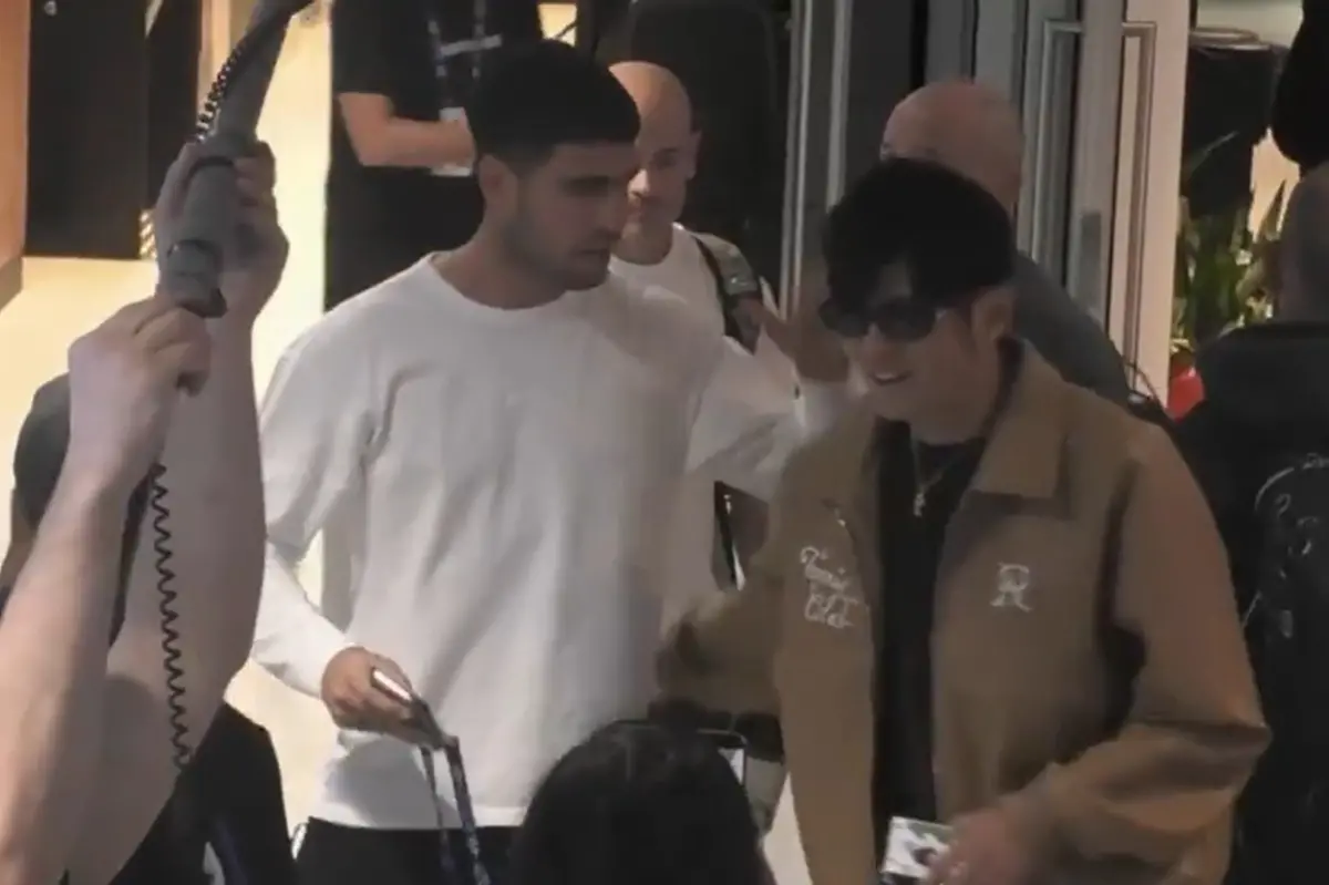 ▲受邀參加「一分大滿貫（1 Point Slam）」的華語樂壇天王周杰倫（Jay Chou）賽前和ATP男單世界球王、西班牙名將艾卡拉茲（Carlos Alcaraz）見面，兩人有說有笑。（圖／翻攝自澳網X）