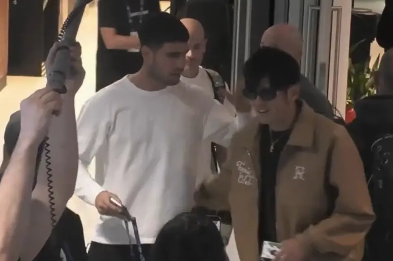 影／周杰倫與球王艾卡拉茲相見！主動秀出此證件　對方見狀也笑了