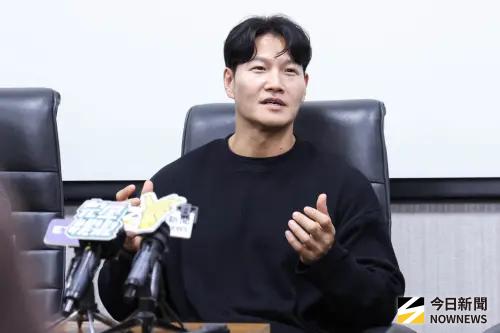 直擊／金鐘國來台灣挑禮物！要買肥皂給老婆「一起用」表情超害羞
