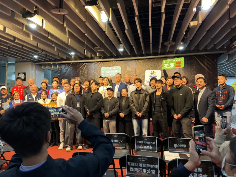 花蓮超熱情！徐榛蔚衝C位合照金鐘國　30官員聽「機會難得」衝了