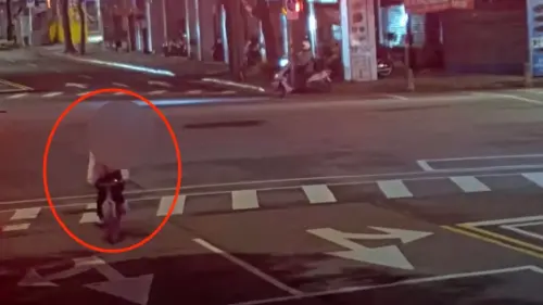 ▲北市賊溜進物流車行竊！奔超商「盜刷爆買一整桌」拆都沒拆就被逮。（圖／翻攝畫面）