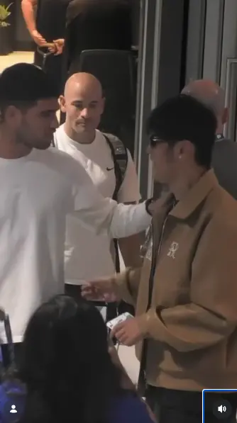 ▲周杰倫上場前與西班牙「小蠻牛」卡洛斯艾卡拉茲（Carlos Alcaraz）相見。（圖／澳網官方IG @australianopen）