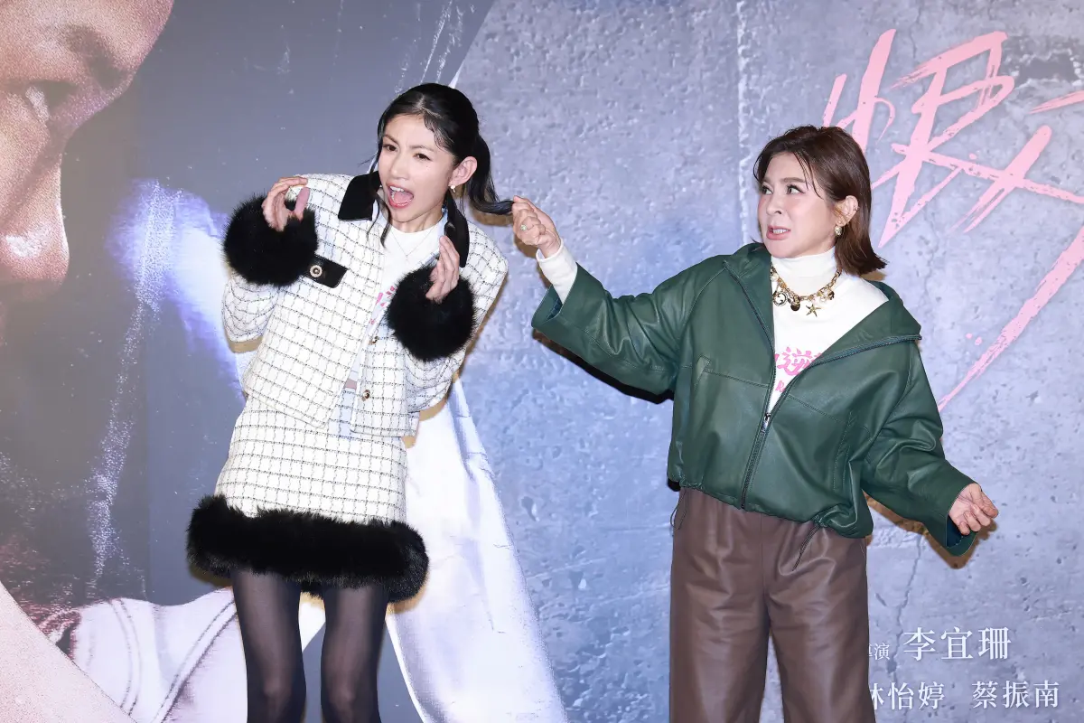 ▲王彩樺（右）、李千娜（左）等人昨（13）日出席《恨女的逆襲》首映記者會，片中變正宮與小三的兩人，現場直接上演扯頭髮、呼巴掌戲碼，火爆場面全曝光。（圖／華映娛樂提供）