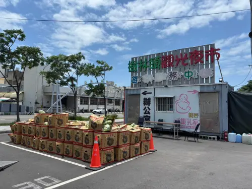 ▲樹林頭觀光夜市位於新竹市北區東大路二段、鐵道路二段路口的停車場上，週三、週五晚上變身為流動型夜市。（圖／樹林頭夜市臉書）