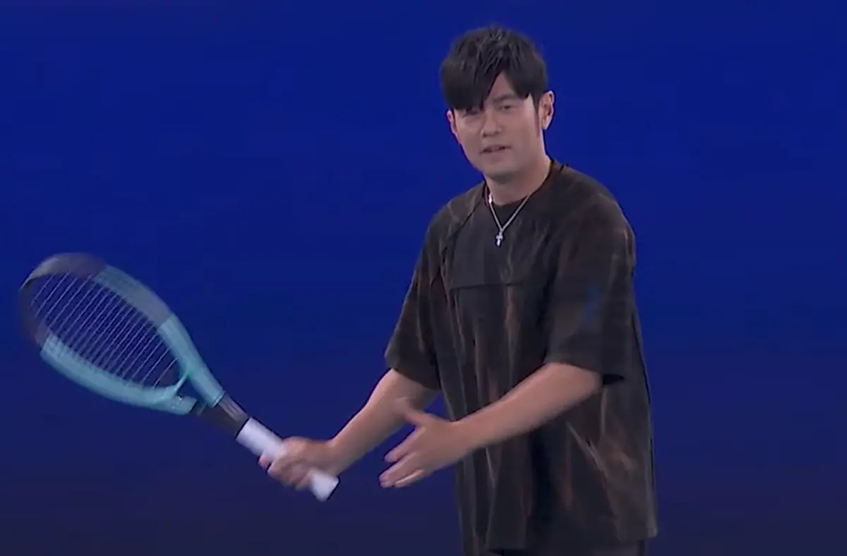 ▲華語樂壇天王周杰倫（Jay Chou）首輪連球都沒碰到就出局，對手約維奇發出一記漂亮外角Ace球取勝。（圖／翻攝自澳網YouTube）