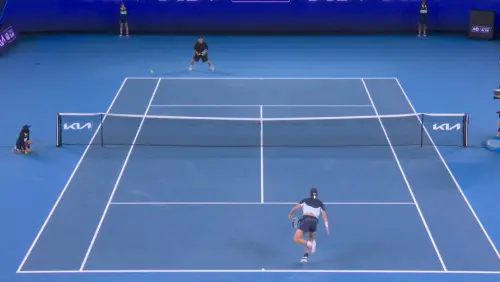 ▲就定位後，周杰倫將墨鏡放到一旁，擺好架式之後，沒想到對方發出一記Ace球的，結果周杰倫連球都沒碰到就出局了。（圖／翻攝自澳網YouTube）