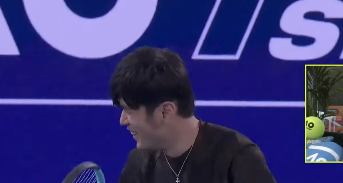 ▲周杰倫首戰澳網，連球都沒碰到就輸了，他替對方鼓掌後撇頭大笑。（圖／翻攝自YouTube Australian Open）